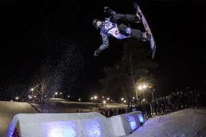 Tirpstant sniegui Liepkalnį sudrebino snieglentininkų varžybos