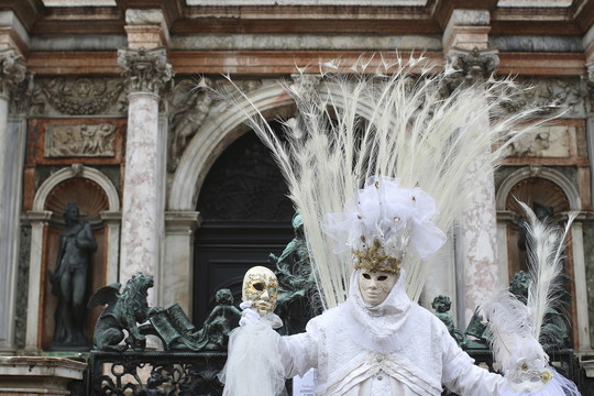 Venecijos karnavale – tradicinėmis kaukėmis pasipuošę dalyviai.<br>„Reuters“/“Scanpix“ nuotr.