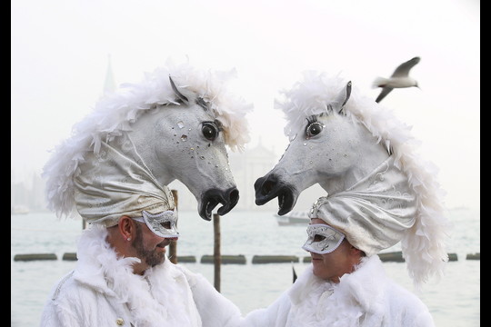 Venecijos karnavale – tradicinėmis kaukėmis pasipuošę dalyviai.<br>„Reuters“/“Scanpix“ nuotr.