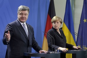 P.Porošenka: „Rusija siunčia karius ir ginklus į rytinę Ukrainą“