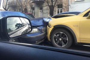 Kaktomuša Vilniaus Žvėryne: sudaužyti „Porsche“ ir „Volvo“