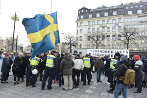 Švedės migrantus mušusiems radikalams: „Nesame jūsų moterys“