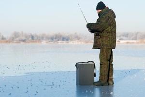 Žvejo žmona: Gelbėkit, vyras pakvaišęs dėl žvejybos ant ledo