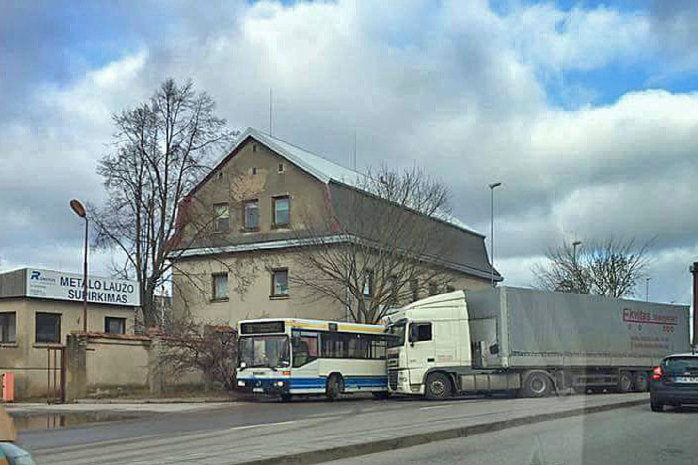 Į avariją Klaipėdoje pateko vilkikas, „Audi“ ir autobusas.
