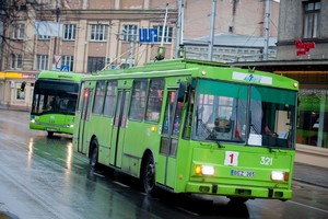 Kaune troleibuse moterį su dukra nukrėtė elektra