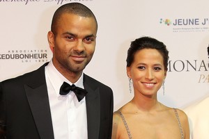 NBA žvaigždė Tony Parkeris viešai pranešė, kad žmona laukiasi