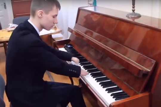 Be rankų gimęs vaikinas grodamas pianinu virpina gerbėjų širdis