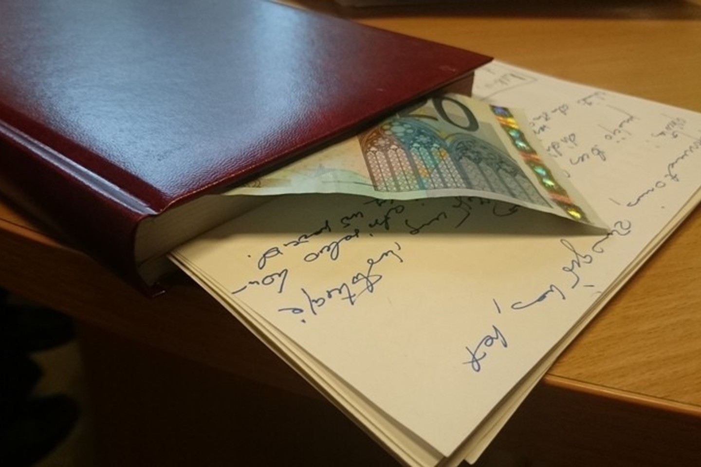 Labai skubėjęs kazachas dėl kyšio muitininkams įstrigo ilgam.