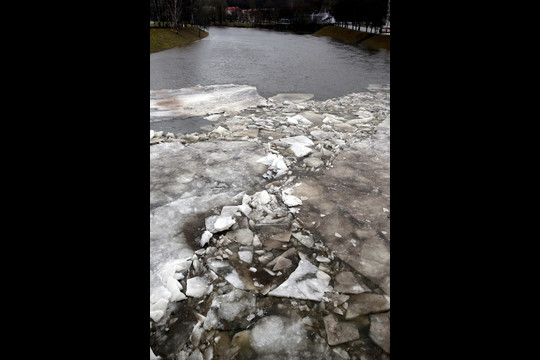 Upė plukdo ledą.<br>R.Danisevičiaus nuotr.
