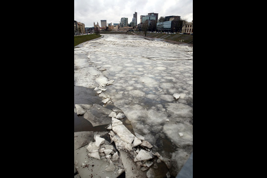 Upė plukdo ledą.<br>R.Danisevičiaus nuotr.