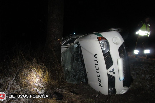 Šakių r. policininkas sudaužė tarnybinį visureigį