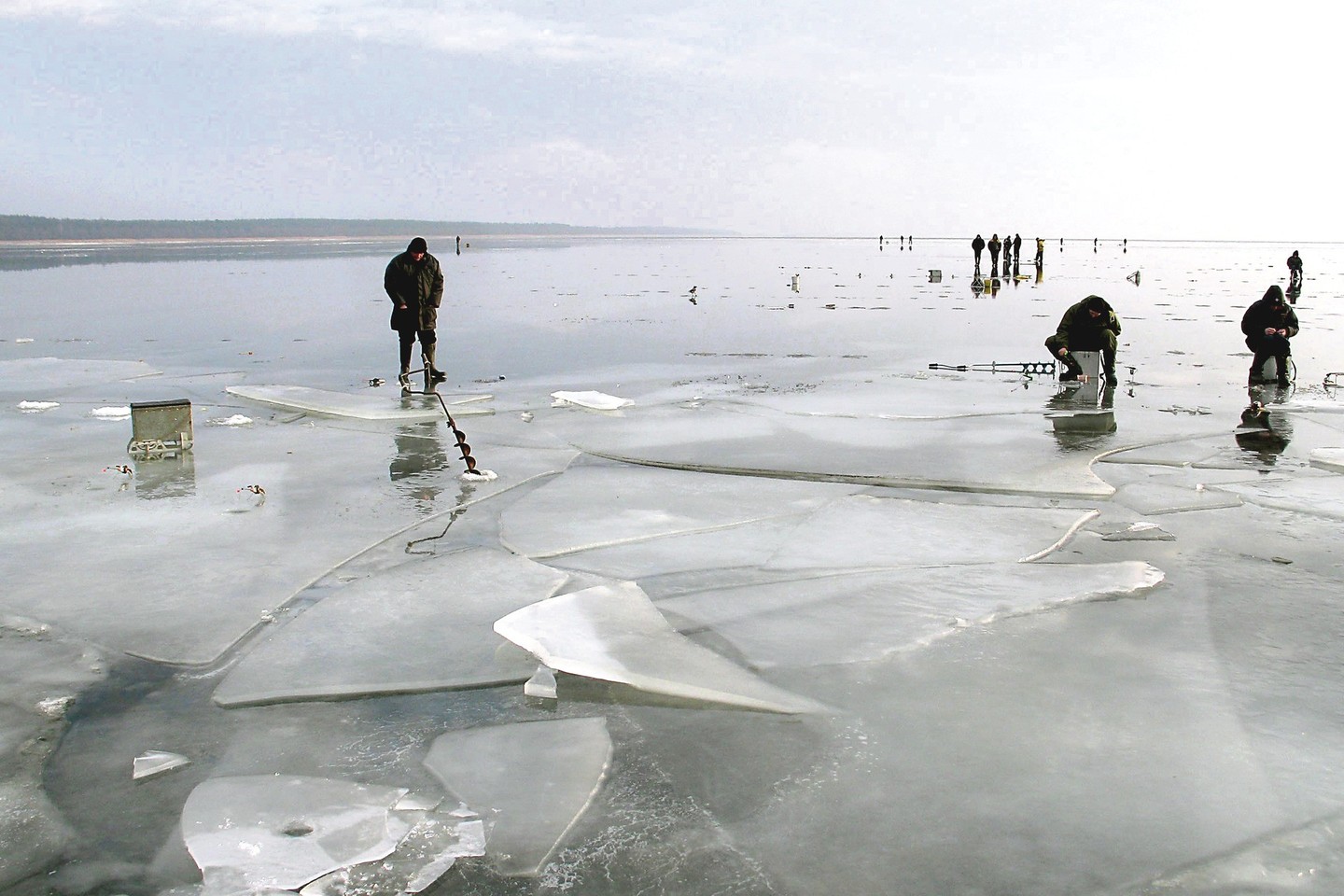 Rizikuodami gyvybe nuovoką praradę žvejai meškerioja ir ant ledų sangrūdų.<br>G.Pilaičio nuotr.