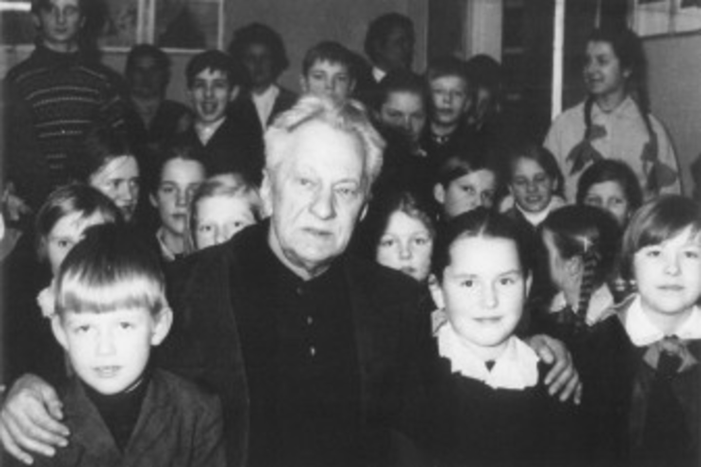 B.Dvarionas su būsimaisiais muzikantais.