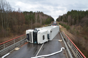 Apvirtęs vilkikas netoli Merkinės užblokavo kelią, yra sužeistų
