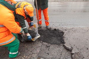Vilniuje ir Kaune vairuotojai jau patenka į duobių spąstus
