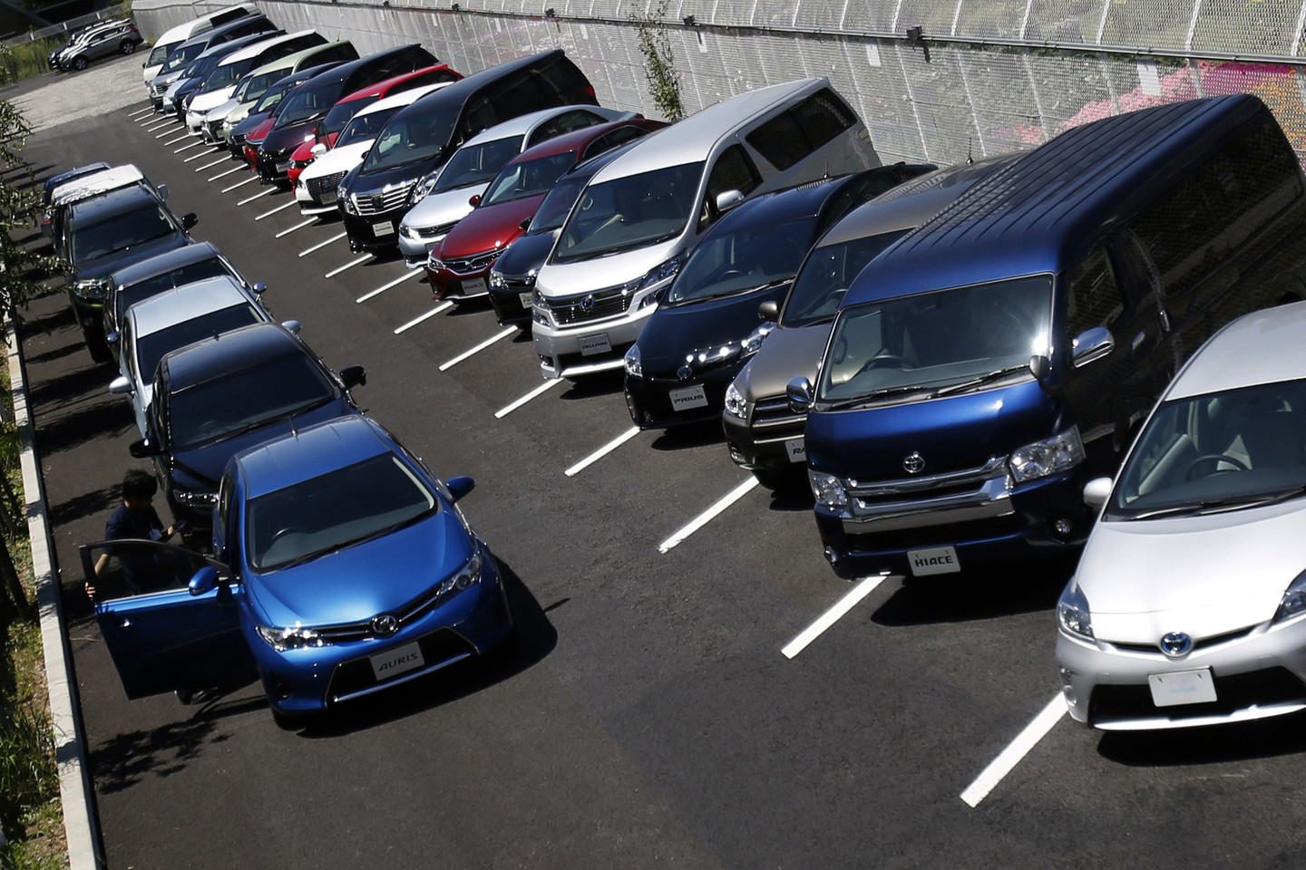 Užsienyje pirkusiems naujus arba iki 6 mėn. naudotus automobilius reikia susimokėti PVM.<br>Reuters/Scanpix nuotr.