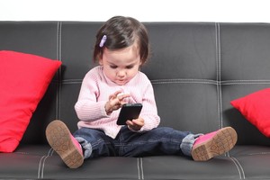 Supermamyčių kivirčas: mobilusis telefonas geriau už knygeles?