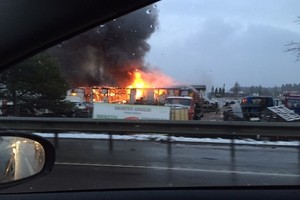 Vilniaus pakraštyje sudegė autoservisas