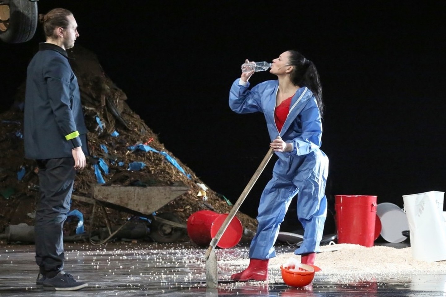 Scena iš spektaklio „Meilė po guobomis“.