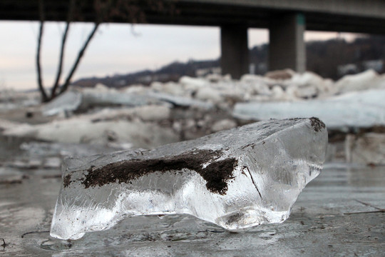 Nuslūgus Neryje vandeniui krantus papuošė ledų sangrūdos.<br>M.Patašiaus nuotr.