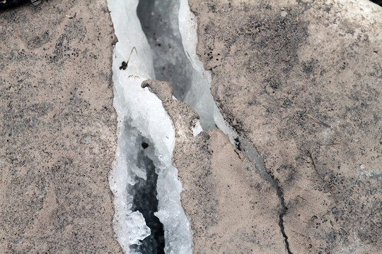 Nuslūgus Neryje vandeniui krantus papuošė ledų sangrūdos.<br>M.Patašiaus nuotr.