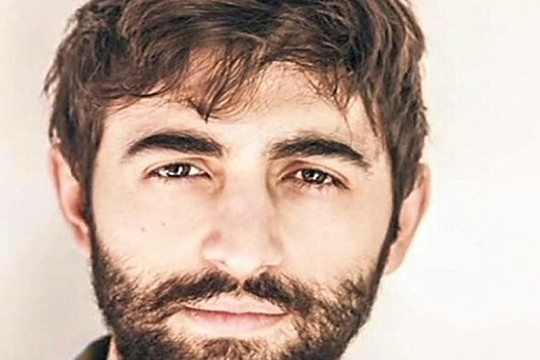 Mirė netyčia scenoje pasikoręs italų aktorius