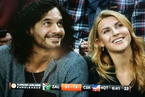 „Laukinukės“ aktorius su mylimąja Kaune stebėjo krepšinį