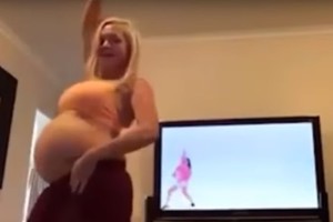 Netrukus gimdysianti moteris su pūpsančiu pilvu šoka lyg pašėlus