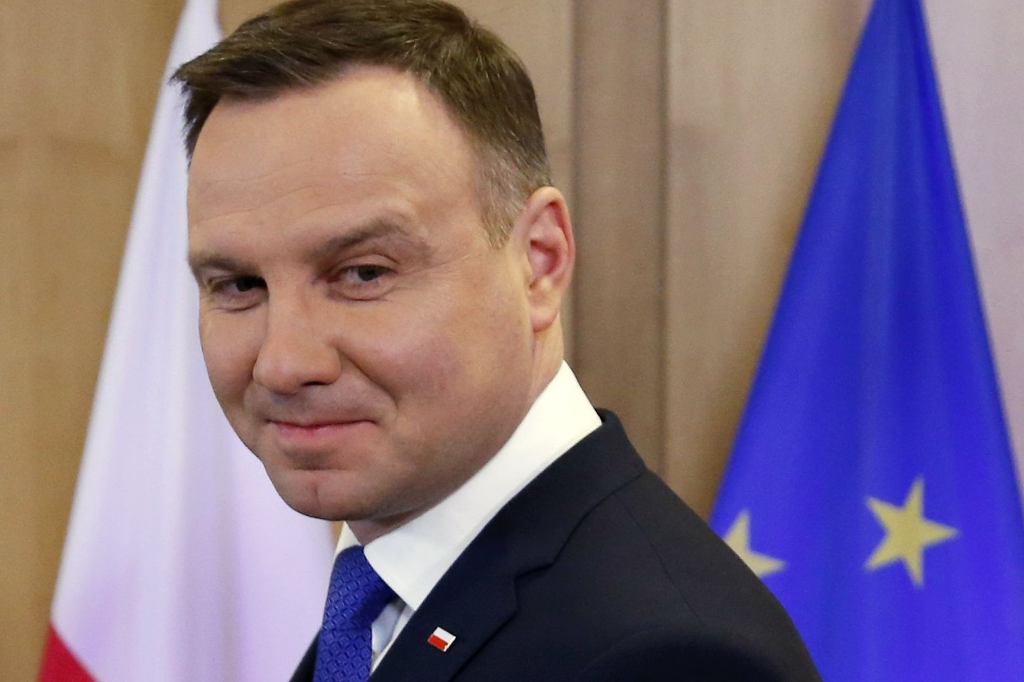 Lenkijos prezidentas A.Duda (nuotr.) šoka pagal J.Kaczynskio dūdelę.