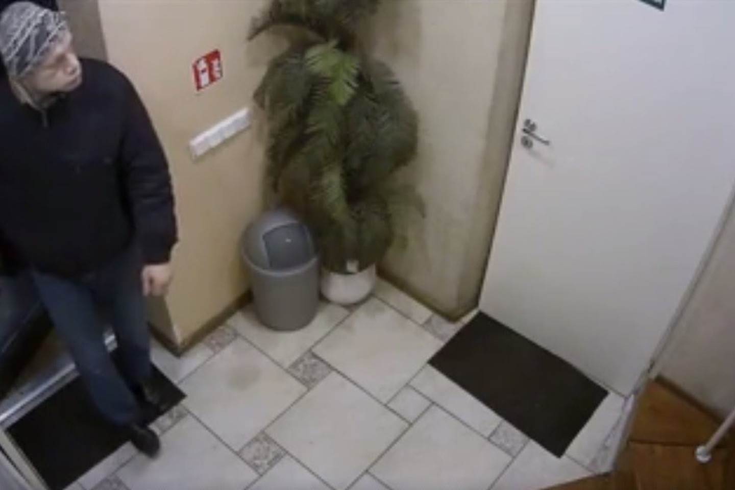 Šis ilgapirštis įsliūkino į Kauno centre esančią kavinę „4 metų laikai“ ir pagrobė barmenės mobilų telefoną. Nusikaltimas buvo nufilmuotas.