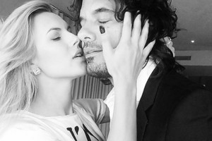 „Laukinukės“ aktoriaus mylimoji nenori vaikų auginti Lietuvoje