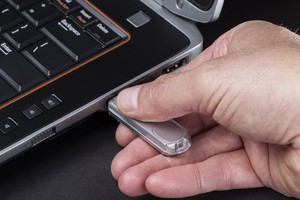 Pasieniečiui šnipai įbruko užkrėstą USB – kaip tai veikia?