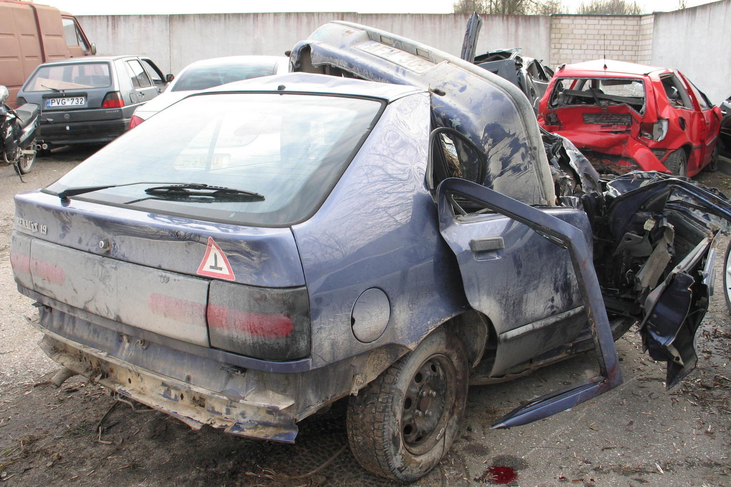 Automobilis „Renault“ – sumaitotas, du žmonės – žuvę.<br>D.Zimblienės nuotr.