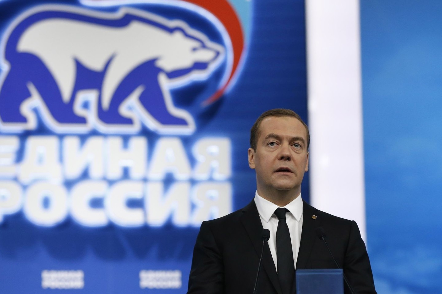 Anot D. Medvedevo, partijos įstatuose numatyta kasmet pakeisti apie 15 proc. aukščiausių pareigūnų<br>AP nuotr.