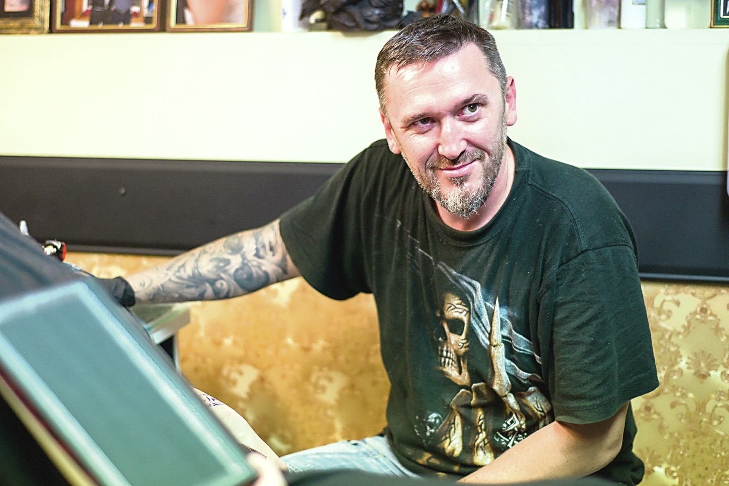 Pas Vilniuje dirbantį tatuiruočių meistrą Egidijų Perminovą neretai užsuka žmonės, trokštantys paslėpti įvairių ligų paliktas žymes ar randus po traumų.
