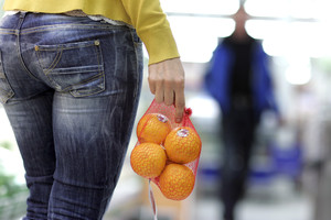 Smurtas namuose: vyras šeimą apmėtė obuoliais ir apelsinais