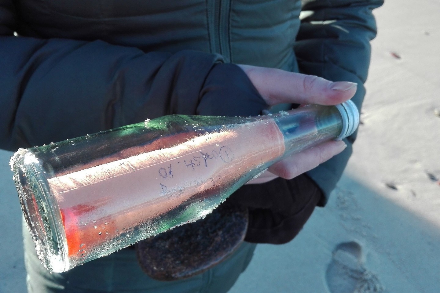 Mergina teigė, jog smėlyje buvo matyti išlindęs skaidrus butelis, o jo viduje – oranžinis popierėlis.<br>G.Dapšytės nuotr.
