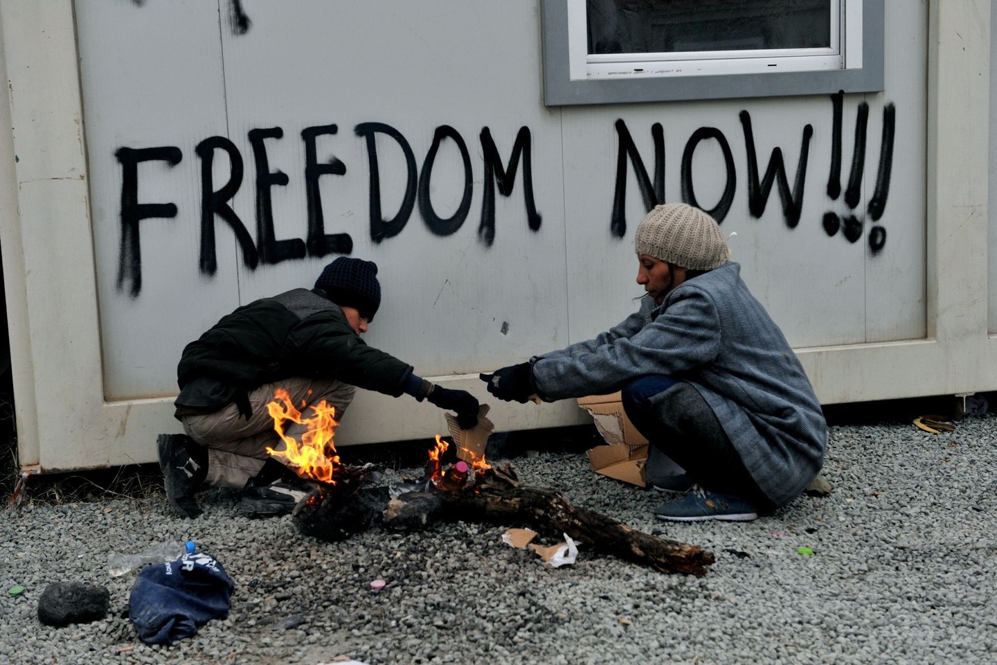 Pagrindinė ginklų įsigijimo bumo priežastis – valdžios institucijų nesugebėjimas užtikrinti savo piliečiams saugumo. Ir jie rengiasi atremti galimus atvykėlių išpuolius savarankiškai.<br>AFP/ „Scanpix“ nuotr.