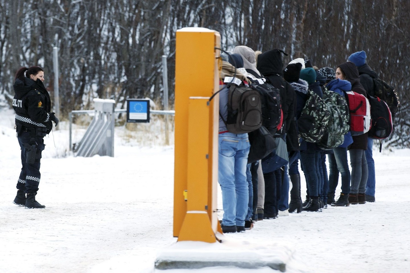 Pagrindinė ginklų įsigijimo bumo priežastis – valdžios institucijų nesugebėjimas užtikrinti savo piliečiams saugumo. Ir jie rengiasi atremti galimus atvykėlių išpuolius savarankiškai.<br>AFP/ „Scanpix“ nuotr.