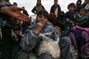 ES ragina Turkiją leisti Sirijos pabėgėliams kirsti sieną