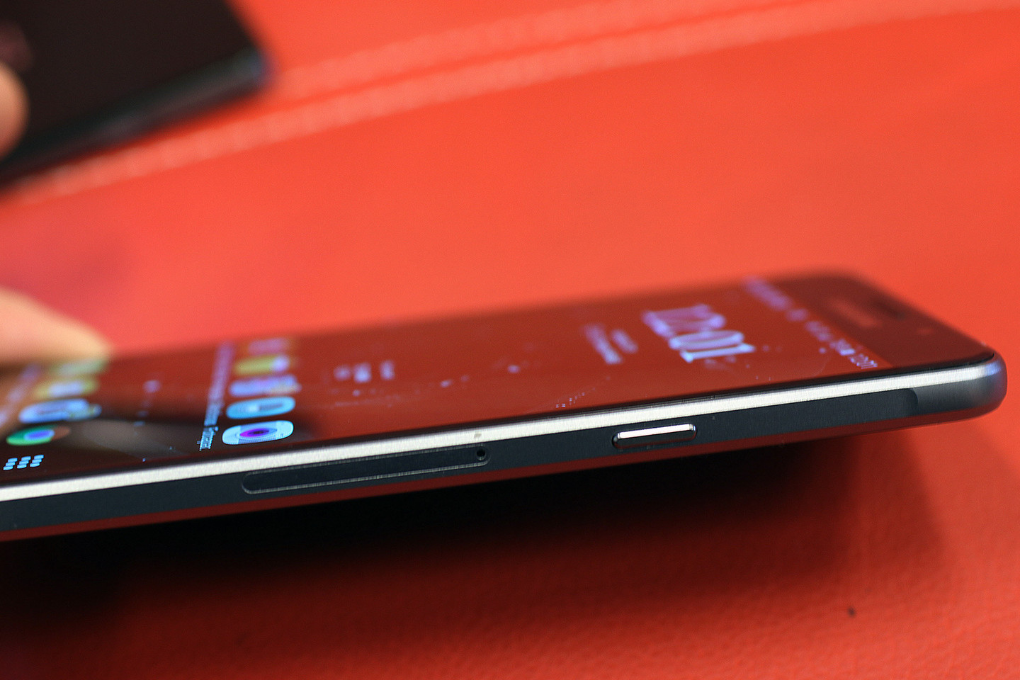„Samsung Galaxy A5“ panašus į „Galaxy S6“, tik kai kurie parametrai prastesni.