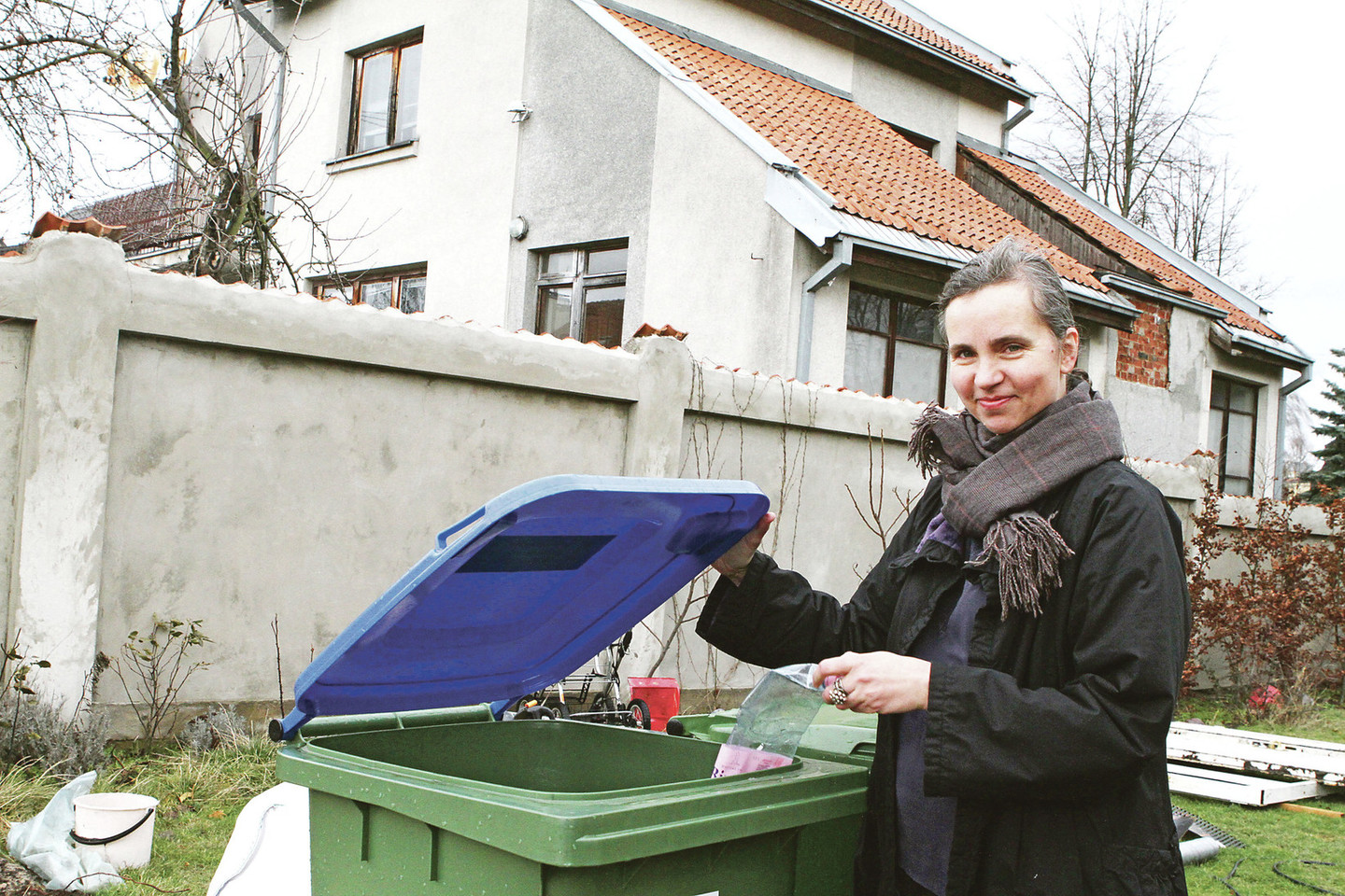„Seniai norėjau rūšiuoti atliekas – labai apsidžiaugiau sužinojusi, jog atsirado tokia galimybė“, – tvirtino Gėlių rate gyvenanti menininkė I.Švedienė.
