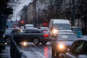 Nutirpus sniegui vairuotojai pamiršta apie pavasarišką problemą