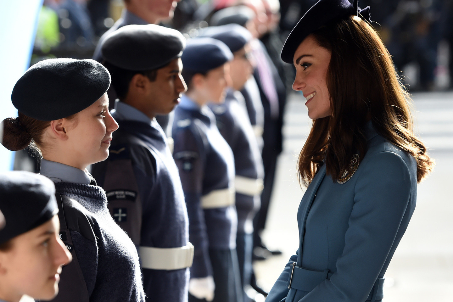 Mėlynu „Alexander McQueen“ specialiai jai pasiūtu paltu vilkėjusi Catherine žavėjo elegancija ir skleidė gerą emociją.