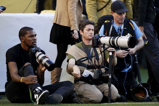 Įvertinkite: NBA žvaigždė per NFL finalą padirbėjo fotografu