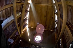 Močiutės lauko tualetas tapo tikra šeimos drama