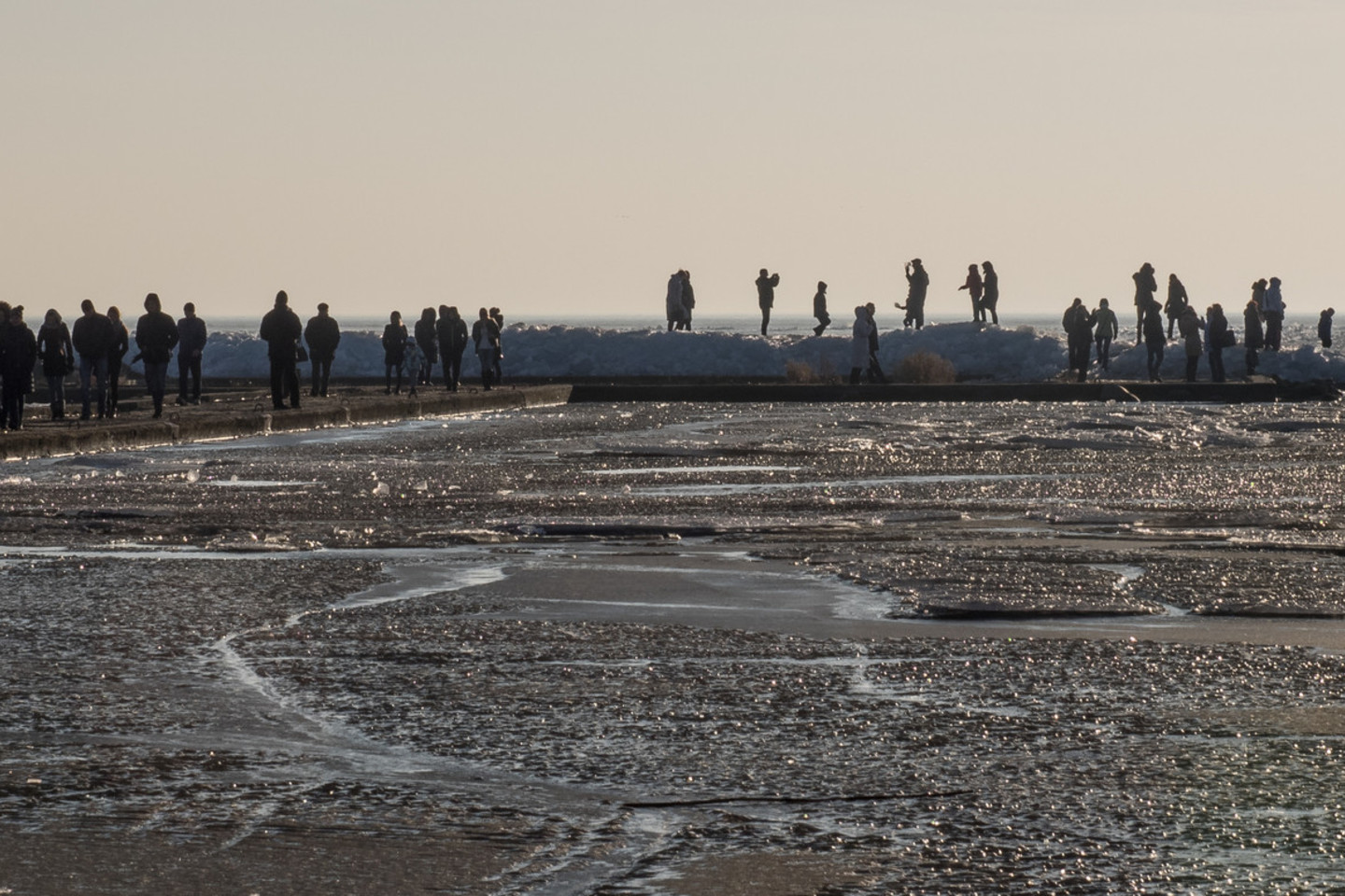 Kad pamatytų ledų sangrūdas ir potvynį, žmonės traukia šimtus kilometrų.<br>V.Ščiavinsko nuotr.