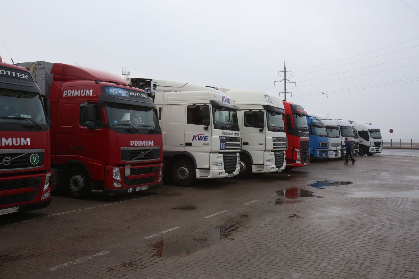 Klaipėdoje įstrigęs autotransportas laukia keltų į Kylį.