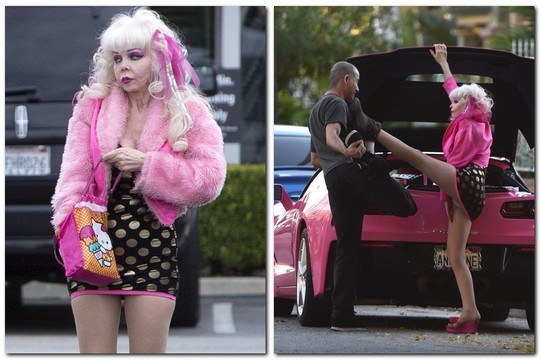 Amerikiečių afišų modelis Angelyne stebino ir juokino praeivius