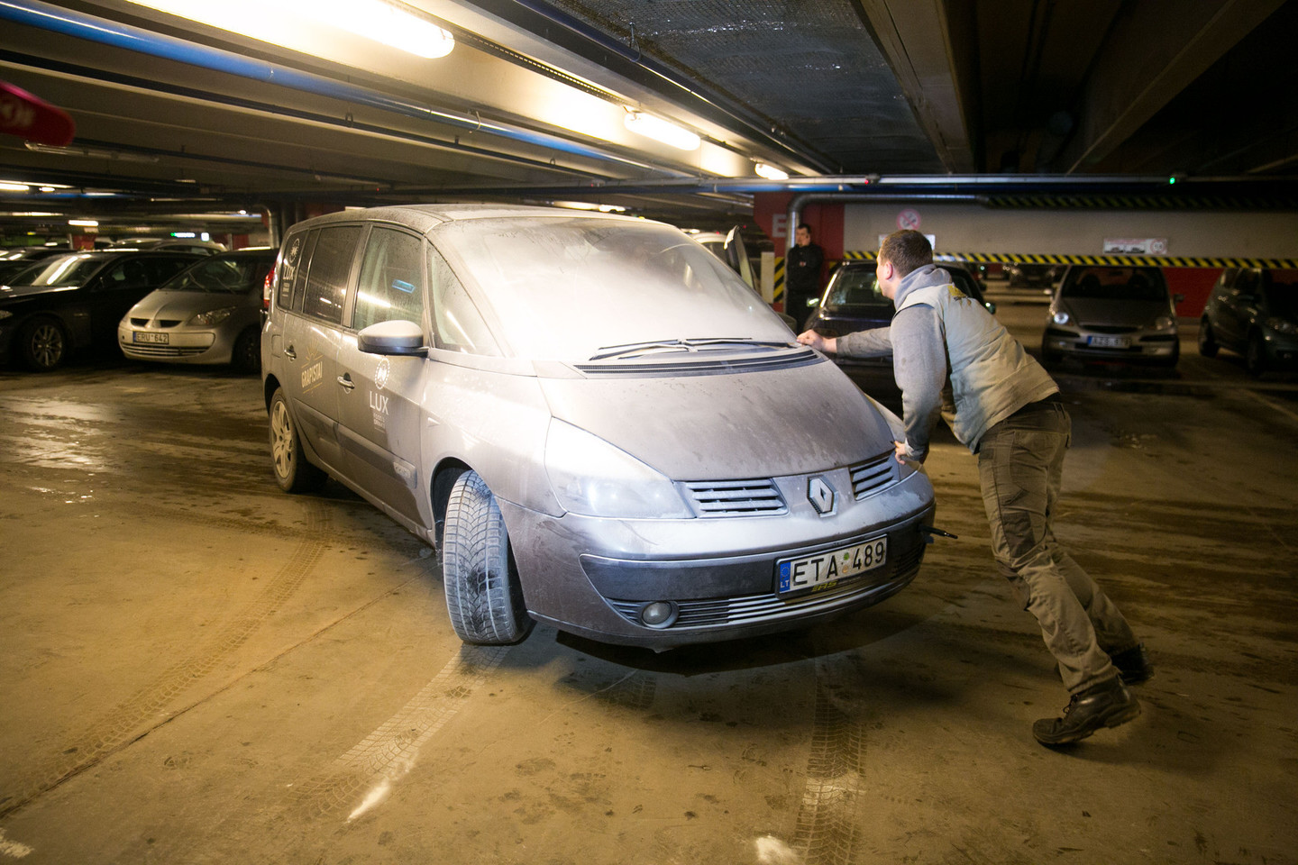 Prekybos centro aikštelėje Vilniuje degė automobilis.